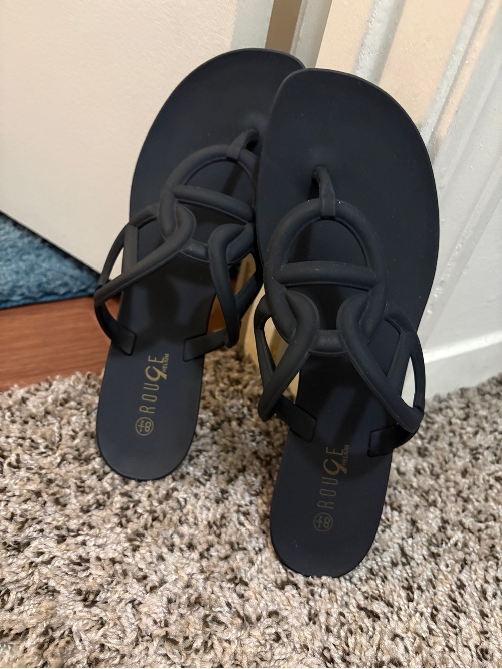 Rouge Helium Black Loop-Strap Women's Sandals